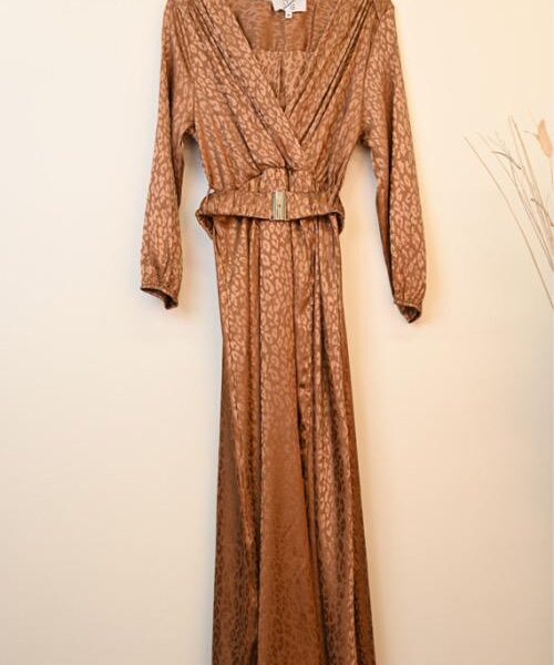 שמלה מקסי הדפס מנומר סיון  | קאמל